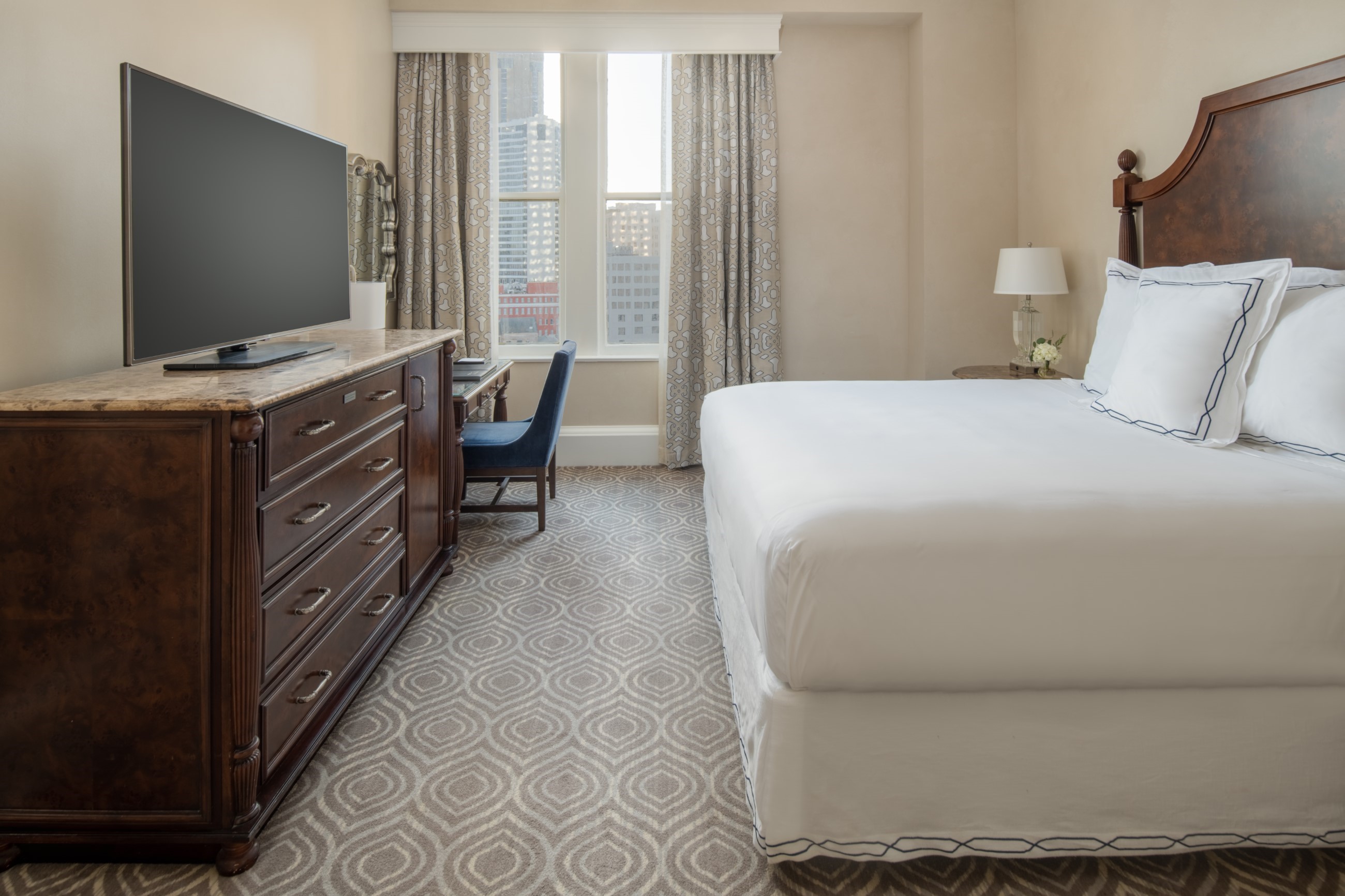 Deluxe King Guestroom At The Roosevelt New Orleans